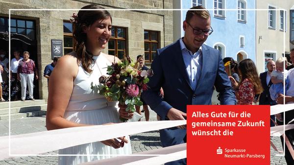 Freunde und Arbeitskollegen hatten ein langes Spalier mit Bändern vorbereitet und drückten den Frischvermählten Sonja Kühnlein aus Freystadt und Philipp Schlirf aus Sulzkirchen Scheren in die Hand, damit sie sich ihren gemeinsamen Weg freischneiden konnten. Zuvor hatte zweiter Bürgermeister Hans Kerl die Brautleute im Freystädter Standesamt im Beisein der Familie getraut. Zur Feier des Tages luden die 28-jährige Produktplanerin und der gleichaltrige Lackierermeister zum Sektempfang vor der Bäckerei der Brauteltern auf den Freystädter Marktplatz ein, bevor im Restaurant Franziskus die Hochzeitfreier fortgesetzt worden ist. Kennengelernt haben sich beide vor vielen Jahren im Freundeskreis. So richtig gefunkt hat es dann bei einer Silvesterfeier vor vier Jahren. Seither gehen sie ihre Wege zusammen und wohnen inzwischen in ihrem Haus in Freystadt.