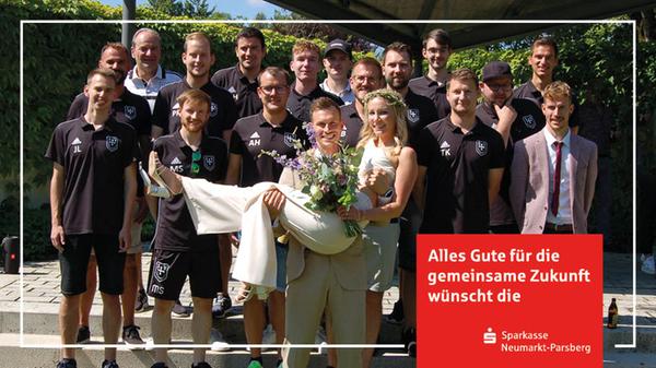 Das Motto des Festivals auf dem sich Laura Göldel aus Nürnberg und Matthias Hofbeck, Postbauer-Heng vor sechs Jahren kennenlernte lautete „Sommer der Liebe“ und das wurde für die Beiden wahr. Am Samstag gaben sich die 32-jährige Grundschullehrerin und der zwei Jahre ältere Energieelektroniker das Eheversprechen. Standesbeamtin Marlies Kolbe traute das Paar im Foyer des Deutschordensschlosses. Nach Zeremonie wurden die Brautleute mit einem großen Hallo und langem Spalier von Familie, Freunden und Fußballern des SV Postbauer-Heng empfangen. Bei einem Sektempfang im Schlossgarten ließen die Hochzeitsgäste das Brautpaar hochleben und wünschten viel Glück für die Zukunft. Aktuell wohnen die Frischvermählten noch in Nürnberg, sie sind aber gerade dabei ihr Haus in Postbauer-Heng bauen.