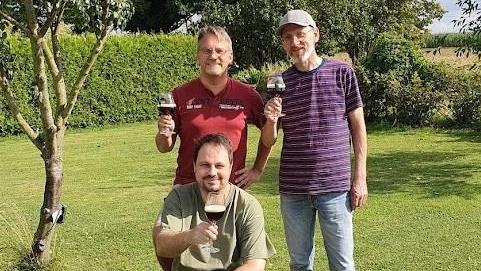 Ralf Neuhaus, Christian Keller (stehend, von links) und André Betz (sitzend) probieren den Blue-House-Coffee-Stout vom letzten Brauen. Ralf Neuhaus, Christian Keller (stehend, von links) und André Betz (sitzend) probieren den Blue-House-Coffee-Stout vom letzten Brauen.