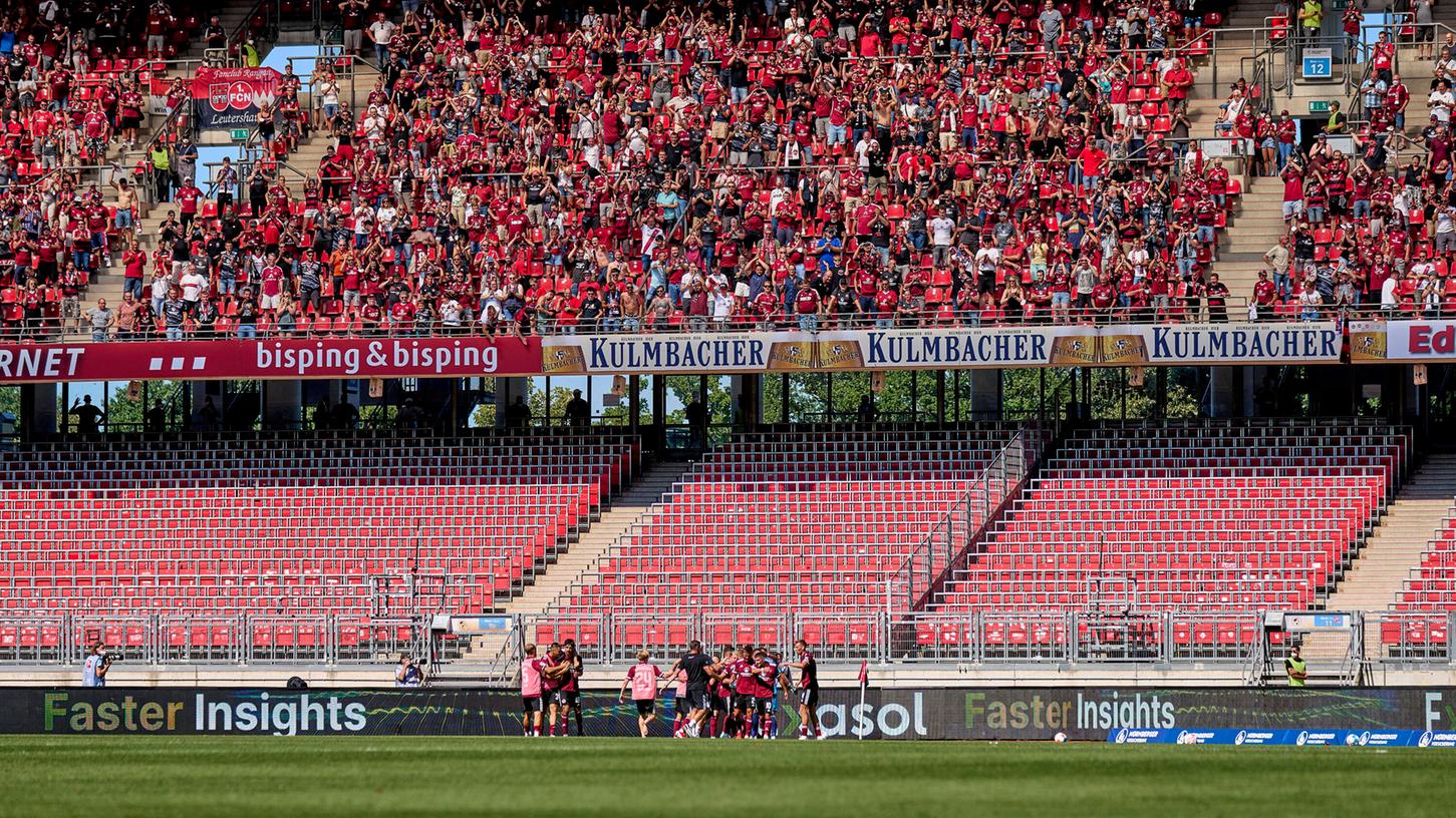 Die Spieler des 1. FC Nürnberg dürfen endlich wieder mit ihren Fans jubeln. Im Stehblock in der Nordkurve herrscht jedoch weiterhin eine gespenstische Leere. Die Spieler des 1. FC Nürnberg dürfen endlich wieder mit ihren Fans jubeln. Im Stehblock in der Nordkurve herrscht jedoch weiterhin eine gespenstische Leere.