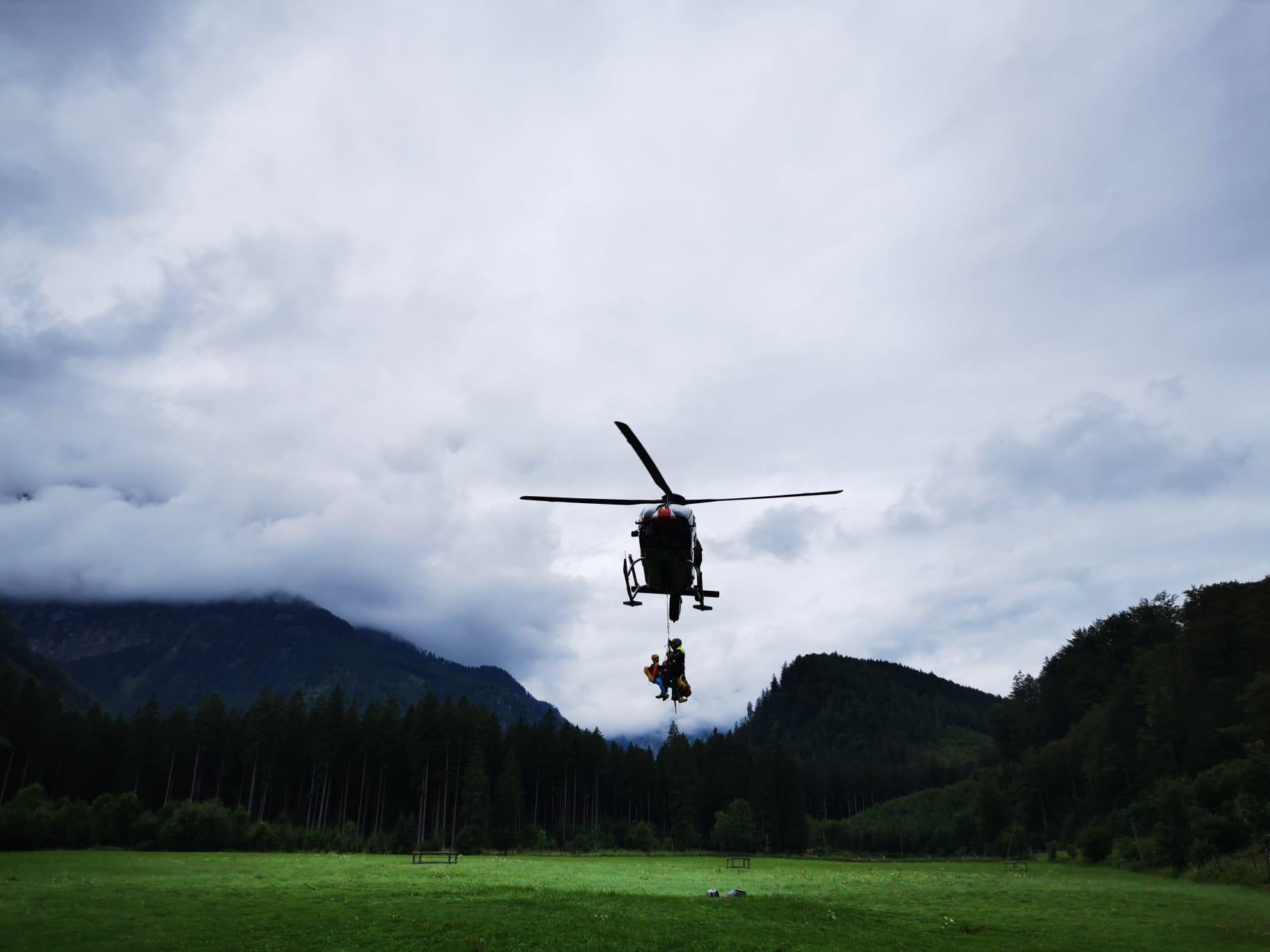 Brüder mit kleinem Kind auf Irrweg in den Alpen