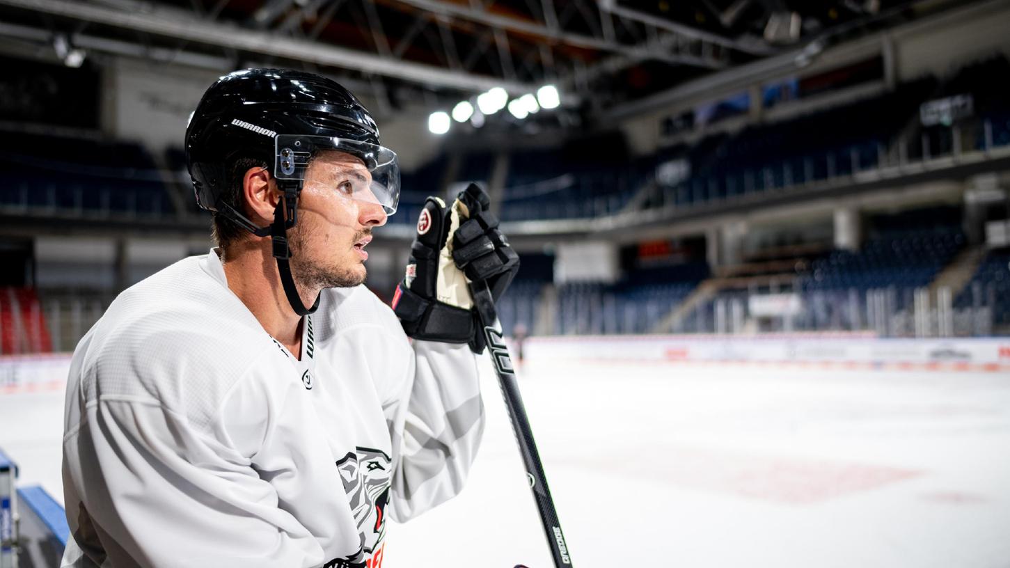 Reflektiert: Verteidiger Oliver Mebus äußert sich über die ersten Spiele und den Kader der Ice Tigers.