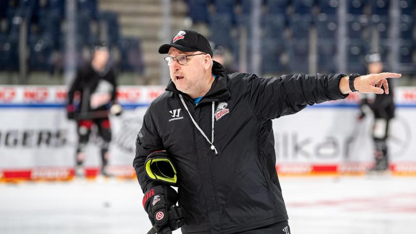 Wegweiser: Nürnbergs Coach Frank Fischöder zeigt seinem Team auf Video die ersten Erkenntnisse.
Wegweiser: Nürnbergs Coach Frank Fischöder zeigt seinem Team auf Video die ersten Erkenntnisse.