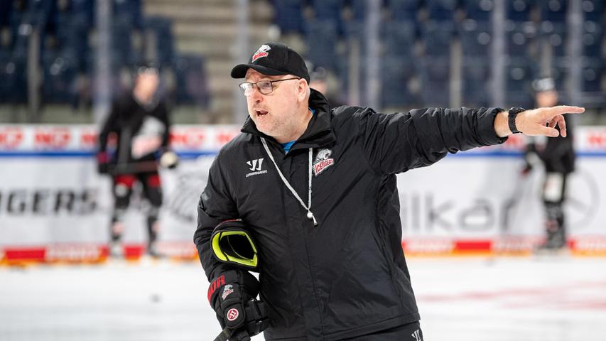 Wegweiser: Nürnbergs Coach Frank Fischöder zeigt seinem Team auf Video die ersten Erkenntnisse.