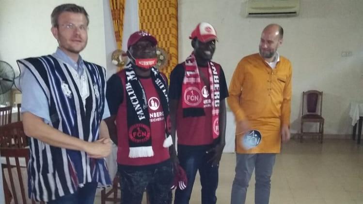 Nürnbergs Oberbürgermeister Marcus König trifft am Rande eines offiziellen Termins auch Vertreter des FCN-Fanclubs FC Nürnberg Togo.