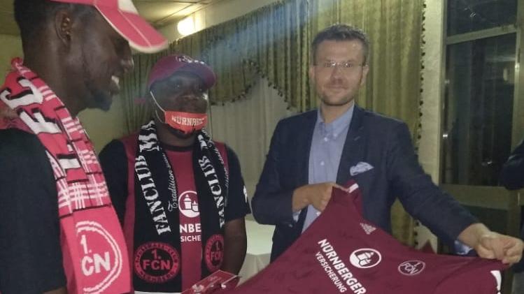 Bei dem Treffen wird unter anderem ein signiertes FCN-Trikot überreicht. Bei dem Treffen wird unter anderem ein signiertes FCN-Trikot überreicht.