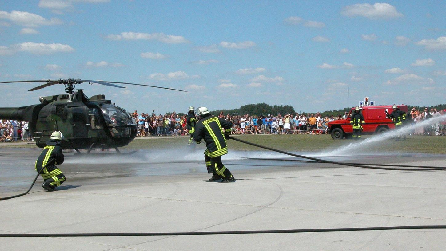 Bei einem Tag der offenen Tür führte die Feuerwehr der Bundeswehr eine Löschübung auf dem Flugfeld der Otto-Lilienthal-Kaserne vor: Zum Einsatz kamen nur unbedenkliche Stoffe. Bei einem Tag der offenen Tür führte die Feuerwehr der Bundeswehr eine Löschübung auf dem Flugfeld der Otto-Lilienthal-Kaserne vor: Zum Einsatz kamen nur unbedenkliche Stoffe.