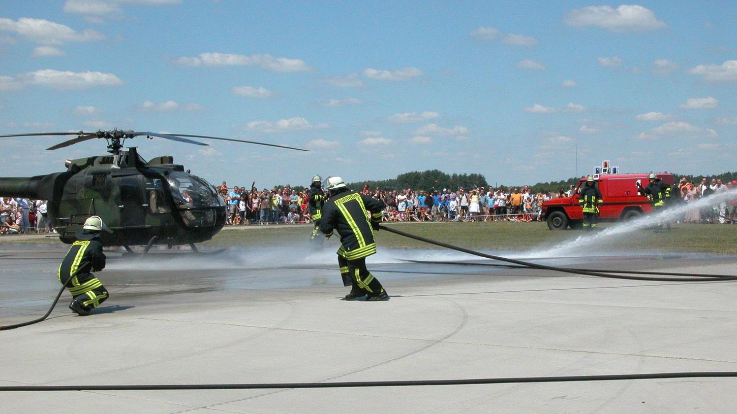 Bei einem Tag der offenen Tür führte die Feuerwehr der Bundeswehr eine Löschübung auf dem Flugfeld der Otto-Lilienthal-Kaserne vor: Zum Einsatz kamen nur unbedenkliche Stoffe.  