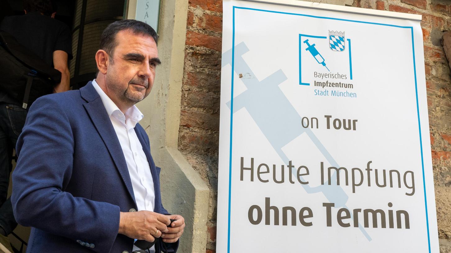 Gesundheitsminister Klaus Holetschek appelliert an alle Pflegekräfte, sich eine Auffrischungsimpfung gegen Covid-19 geben zu lassen.
Gesundheitsminister Klaus Holetschek appelliert an alle Pflegekräfte, sich eine Auffrischungsimpfung gegen Covid-19 geben zu lassen.