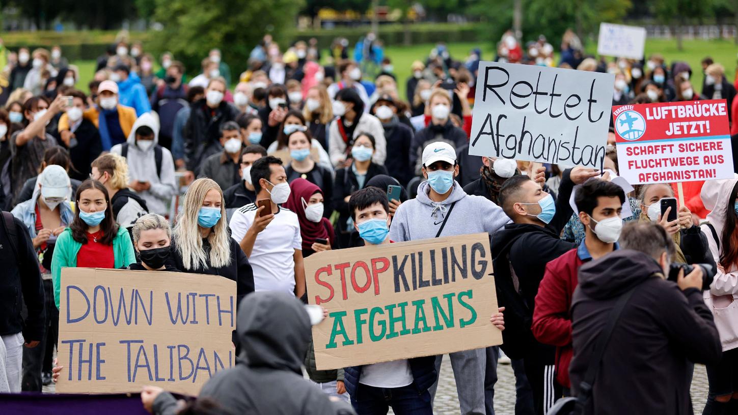 "Luftbrücke jetzt! Schafft sichere Fluchtwege aus Afghanistan" fordern diese Demonstranten am Dienstag in Berlin. Auch Schwabach schließt sich den Kommunen an, die bereits die Aufnahme von Flüchtlingen aus dem von den islamistischen Taliban überrannten Land zugesagt haben. Der Landkreis Roth will nötigenfalls ebenfalls helfen.