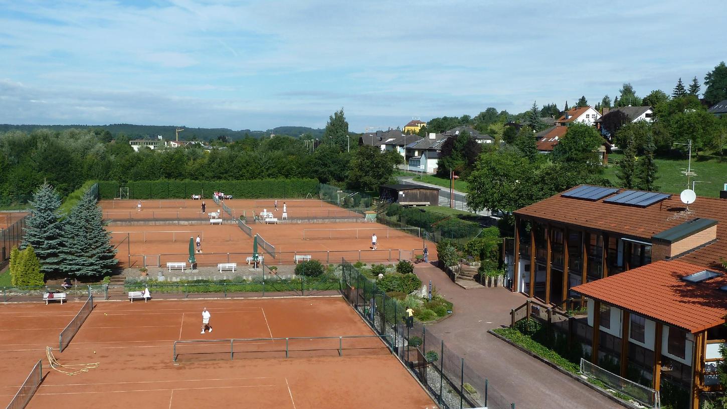 Das Clubheim ist gut in Schuss, nun sollen die Tennisplätze folgen: Alle elf Felder möchte der TC Neunkirchen sanieren.