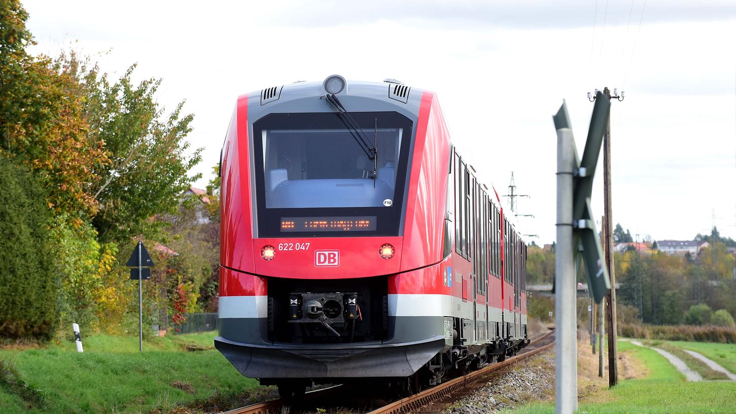 In zehn Jahren könnte das dritte Gleis auf der Strecke zwischen Fürth und Siegelsdorf fertig sein. Mit dem Ausbau sollen sich Fahrtzeiten verkürzen.