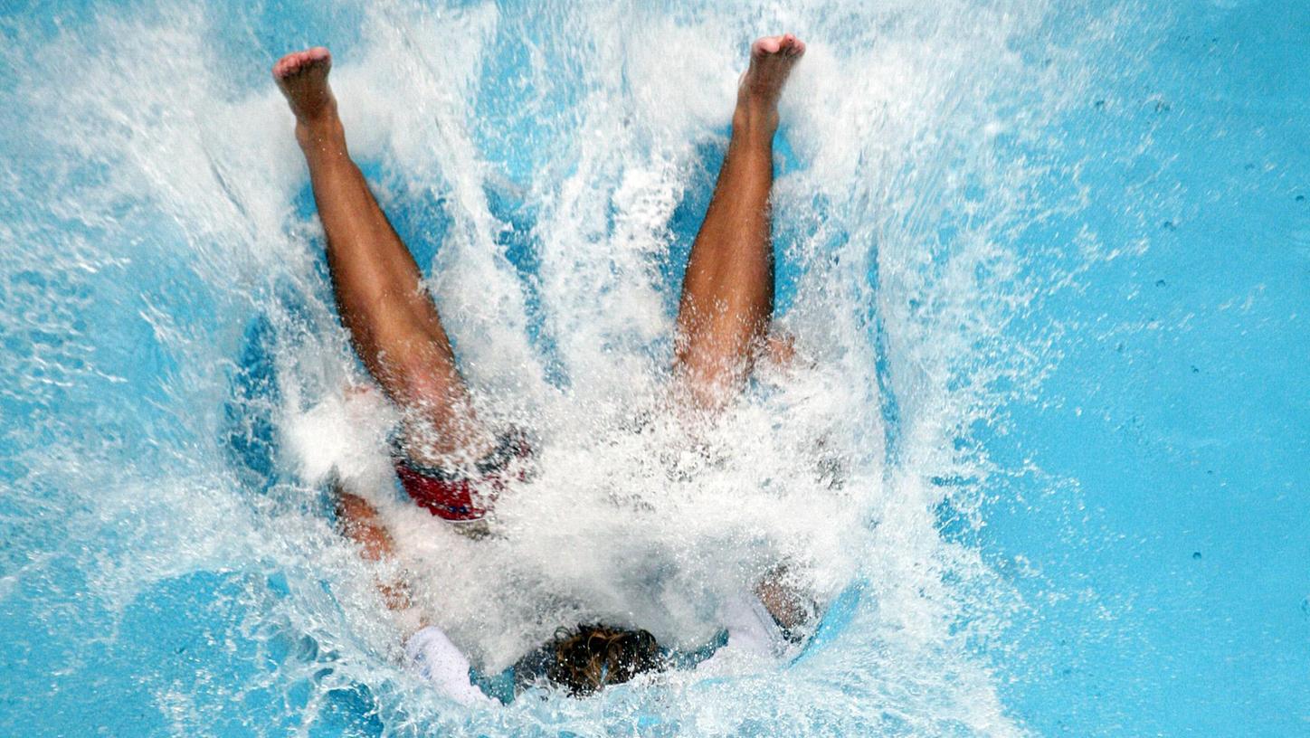 Profis wissen: Wichtig ist, wie man ins Wasser reingeht. Dieser Kollege hier ist schon ziemlich nah dran an der perfekten Arschbombe. Profis wissen: Wichtig ist, wie man ins Wasser reingeht. Dieser Kollege hier ist schon ziemlich nah dran an der perfekten Arschbombe.