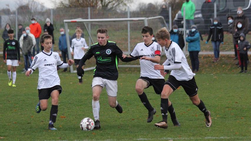 Ein Bild vom 1. November 2020: Im letzten Spiel vor dem damaligen, zweiten Lockdown spielten die U15-Jungs des TSV 1860 Weißenburg (in Weiß) und der SpVgg Ansbach gegeneinander. Nun treffen sie sich gleich zum Auftakt der neuen Bayernliga-Saison am 5. September 2021 wieder.