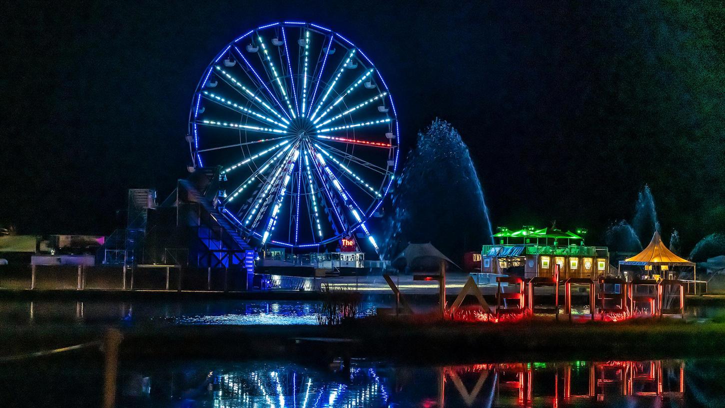 War es doch kein tragischer Unfall? Beim Open Beatz Festival 2019 war ein Mann aus dem Riesenrad gestürzt und gestorben. Nun stehen zwei Männer vor Gericht.