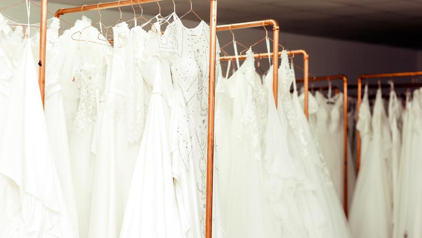 Eine Auswahl der Brautkleider-Kollektion, die die Geschäftsgründerin bereits gekauft hatte. 