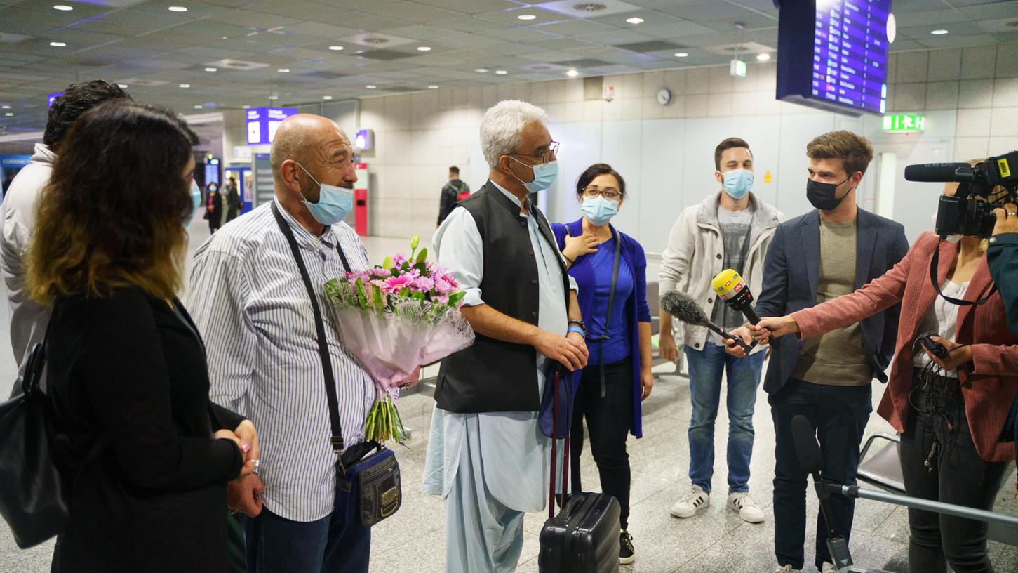 Angekommen: Afghanen am Frankfurter Flughafen.