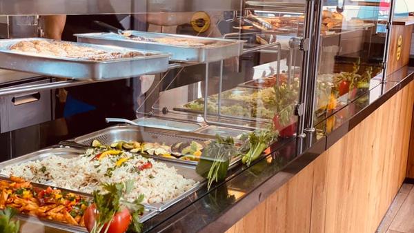 Mit einer besonders vielfältigen Speisekarte kommen hier nicht nur Döner-Fans auf ihre Kosten. Gerade das vegetarische Angebot des Palast Grill in der Johannisstraße 86 überzeugt. Außerdem bietet der Dönerladen ein ganz besonderes Highlight für Käseliebhaber: Den ersten Cheebab Döner Bayerns. Am Grill dreht sich ein riesiger Käsespieß, von dem feine Stücke für die Kebapfüllung heruntergeschnitten werden. Platz 17 für den Palast Grill.