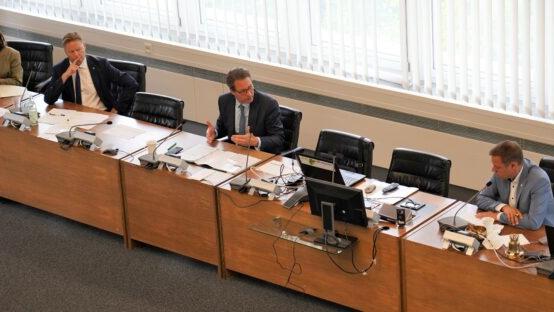 Bundesverkehrsminister Andreas Scheuer bei seinem Besuch im Sitzungssaal des Landratsamtes, links die Europaabgeordnete Marlene Mortler und Landtagsabgeordneter Norbert Dünkel, rechts Landrat Armin Kroder. Bei dem Treffen ging es um die Elektrifizierung der Bahnlinie rechts der Pegnitz Bundesverkehrsminister Andreas Scheuer bei seinem Besuch im Sitzungssaal des Landratsamtes, links die Europaabgeordnete Marlene Mortler und Landtagsabgeordneter Norbert Dünkel, rechts Landrat Armin Kroder. Bei dem Treffen ging es um die Elektrifizierung der Bahnlinie rechts der Pegnitz