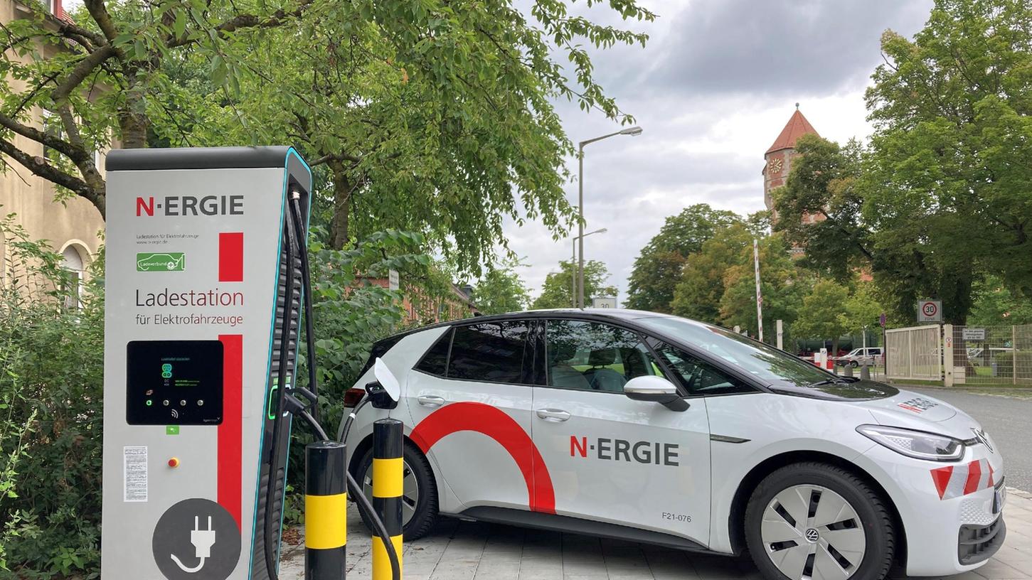 In nur sechs Minuten Strom für rund 100 Kilometer nachladen: Am Eingang zum Kraftwerksgelände der N-ERGIE Aktiengesellschaft in Nürnberg-Sandreuth können ab sofort Elektroautos mit regionalem Ökostrom geladen werden