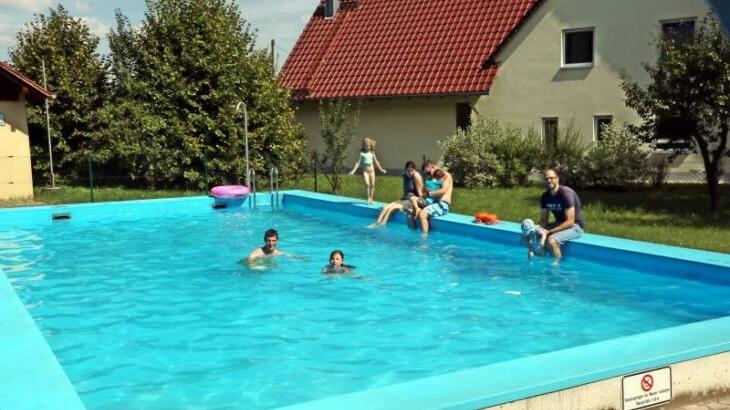 Sehr beschaulich und familiär geht es derzeit noch am Höfener Schwimmbecken bei einer Wassertemperatur von 25 Grad zu. Das wird sich sicher etwas ändern, wenn sich die Wiedereröffnung herumgesprochen hat. Sehr beschaulich und familiär geht es derzeit noch am Höfener Schwimmbecken bei einer Wassertemperatur von 25 Grad zu. Das wird sich sicher etwas ändern, wenn sich die Wiedereröffnung herumgesprochen hat.