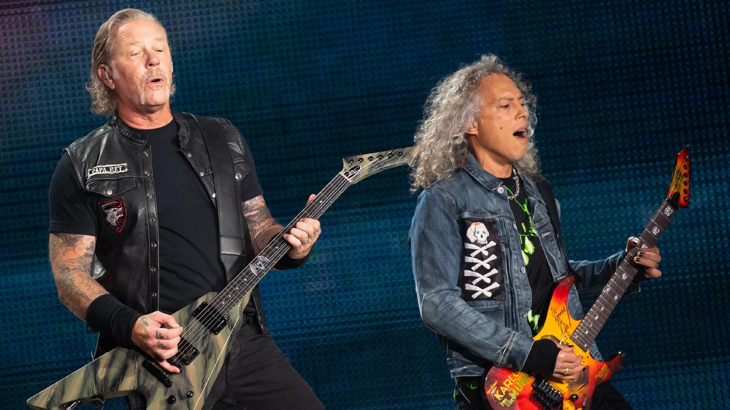 James Hetfield (l), Frontsänger der US-Metal-Band Metallica, und Kirk Hammett, Gitarrist, stehen im Olympiastadion auf der Bühne. Die Band trat damals im Rahmen ihrer "World-Wired-Tour" auf. 