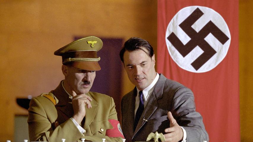 Im Film "Speer und Er" stehen Tobias Moretti als Adolf Hitler und Sebastian Koch als Albert Speer hinter dem Modell des "Deutschen Stadions", das 450.000 Menschen Platz bieten sollte.