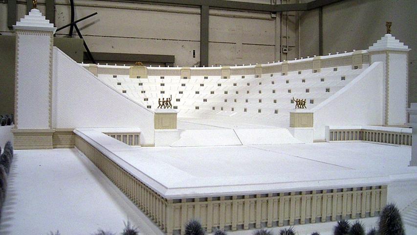 Das Foto zeigt das Modell des Sportstadions, das nach einem Entwurf des Architekten Albert Speer während der Nazi-Zeit in Nürnberg gebaut werden sollte.