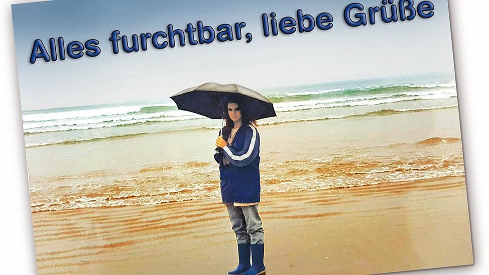 Strandoutfit einmal anders: Statt Bikini und Badehose empfahl es sich, Schirm, wasserdichte Jacke und Hose sowie Gummistiefel zu tragen. Strandoutfit einmal anders: Statt Bikini und Badehose empfahl es sich, Schirm, wasserdichte Jacke und Hose sowie Gummistiefel zu tragen.