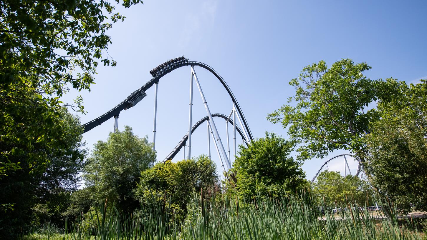 Mit Blick auf den Infektionsschutz in der Corona-Pandemie sorgen mittlerweile speziell geschulte Mitarbeiter im Europapark für die Einhaltung von Abständen und Maskenpflicht.