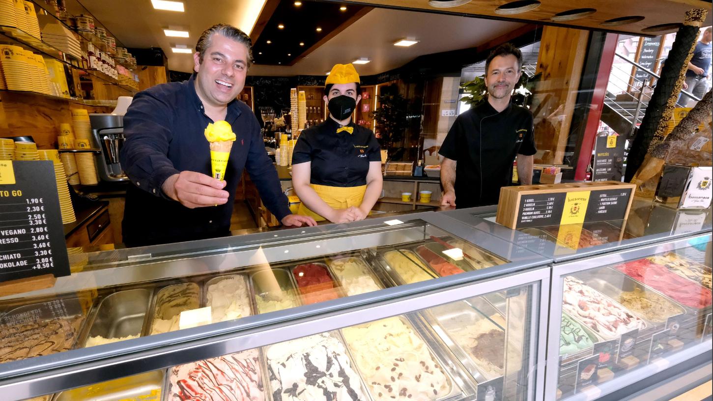 Nach der Filiale in Erlangen ist Nürnberg dran: Marco Tonin (links), sein Geschäftspartner Patrick DeRos und Ylenia Pispicia verkaufen im Bassanese Eis am Hauptmarkt.