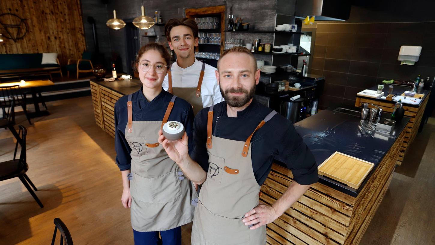 Das Baiser, das Vadim Karasev(rechts) in der Hand hält, hat er aus weißem Essig, fermentiertem schwarzen Knoblauch und Schafgarbe kreiert. Zu seinem Team gehören auch Samira Röhl und Alexander Sahns.
Das Baiser, das Vadim Karasev(rechts) in der Hand hält, hat er aus weißem Essig, fermentiertem schwarzen Knoblauch und Schafgarbe kreiert. Zu seinem Team gehören auch Samira Röhl und Alexander Sahns.