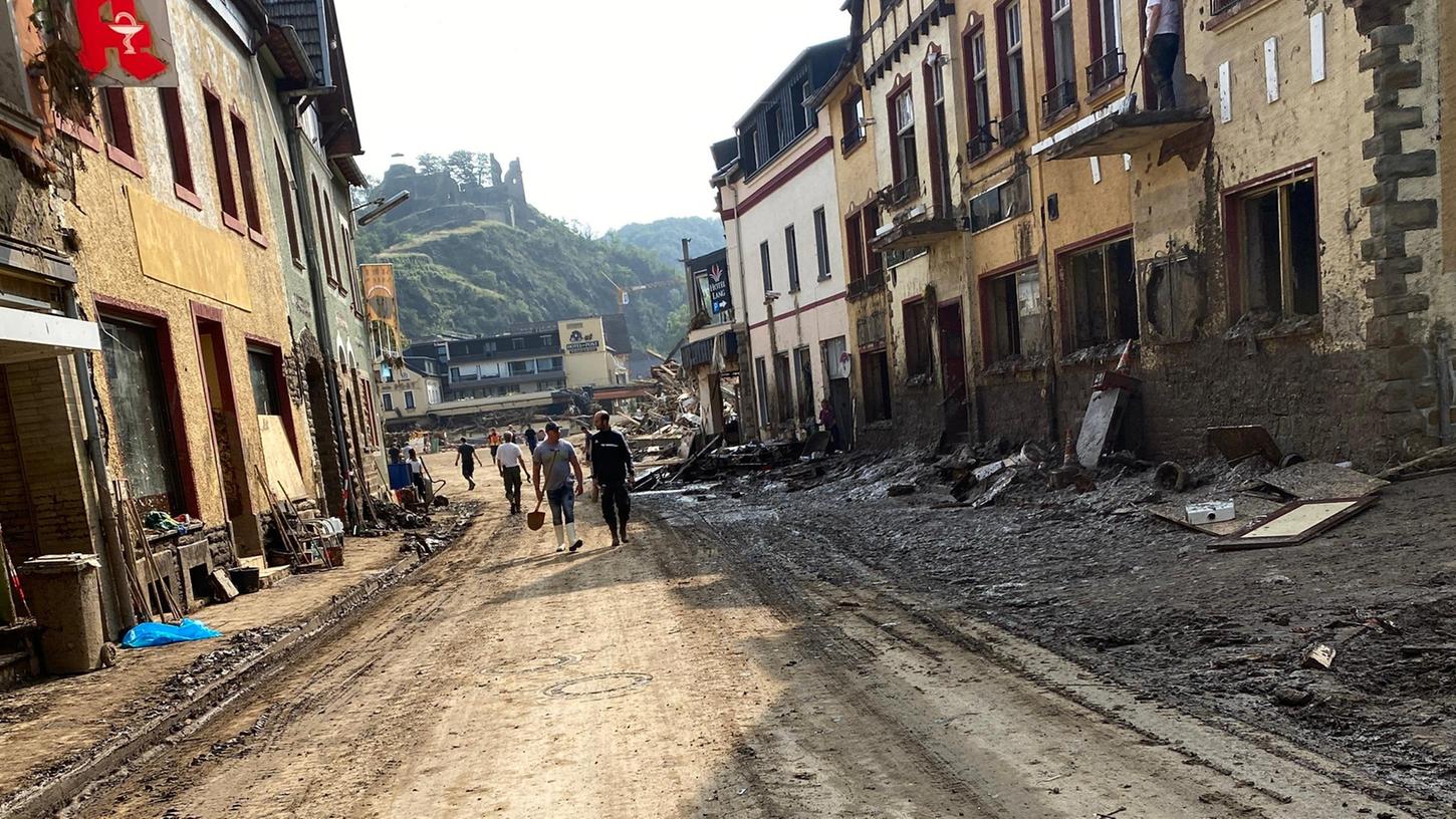Nach der Flut in Nordrhein–Westfalen und Rheinland-Pfalz boten sich den Helfern solche Bilder. Es galt, Häuser von Schlamm zu befreien, auszuräumen und mit Abbruchhammern und Schaufeln zu entkernen, damit die Grundmauern trocknen können.
Nach der Flut in Nordrhein–Westfalen und Rheinland-Pfalz boten sich den Helfern solche Bilder. Es galt, Häuser von Schlamm zu befreien, auszuräumen und mit Abbruchhammern und Schaufeln zu entkernen, damit die Grundmauern trocknen können.