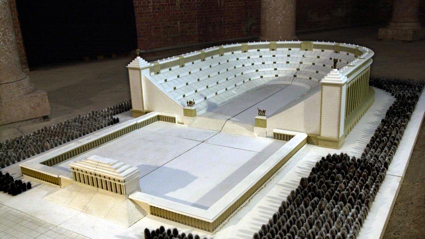 Ein Modell des Sportstadions, das in Nürnberg entstehen sollte. Es war für über 400.000 Menschen konzipiert.