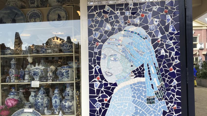 In Delft kommt man am Porzellan im traditionellen "Delfter Blau" und dem "Mädchen mit dem Perlenohrring" des Malers Johannes Vermeer nicht vorbei.