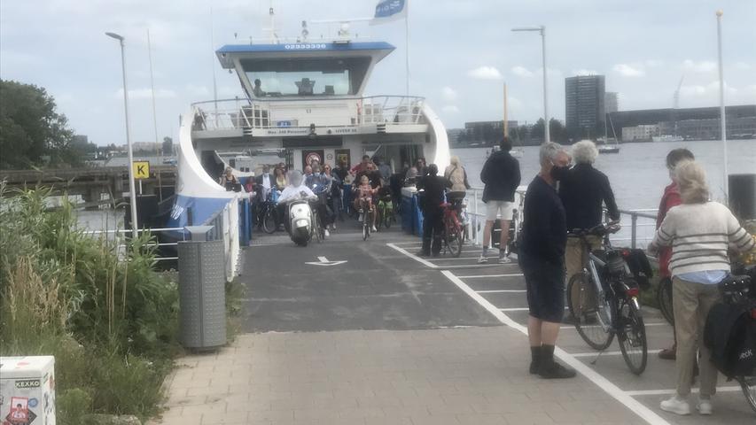 Ob in Amsterdam (hier im Bild) oder sonstwo im Land: Fähren sind häufig zu finden und transportieren Passanten, Radfahrer und Pkw umsonst oder für kleines Geld von einem Ufer zum anderen.