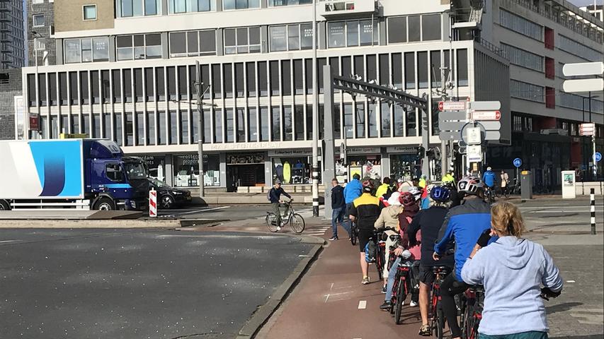 Obwohl das Fahrrad - vor allem in den Großstädten - ein reichlich genutztes Verkehrsmittel darstellt, geht es auf Fahrradwegen sehr diszipliniert zu. 