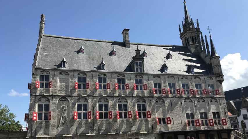 Das  Rathaus  dominiert den Marktplatz der Stadt Gouda. Hier finden von Juni bis August jeweils donnerstags der Käsemarkt statt.