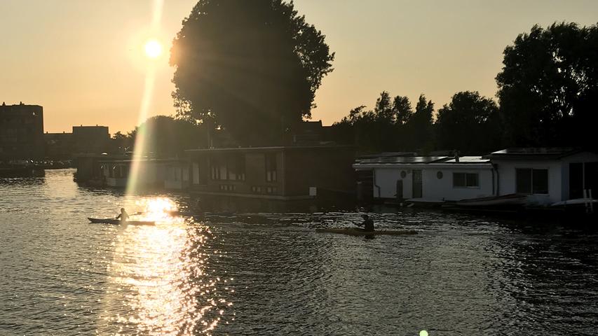 Fast lautlos gleiten die beiden Kanuten in der Abendsonne an der "de Amsterdam" vorbei. 