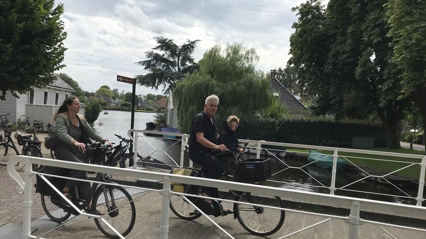 Egal, wo man unterwegs ist, auf den Nebenstraßen bestimmen die Radfahrer das Straßenbild in Holland. 