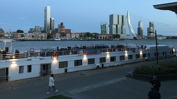 Auf diesem Schiff rollt man in Holland täglich zu tollen Touren von Bord