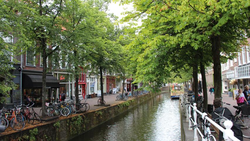 Auch durch die kleineren Städte, wie hier in Delft, ziehen sich Kanäle und auf den danebenliegenden Straßen lässt es sich trefflich flanieren. 