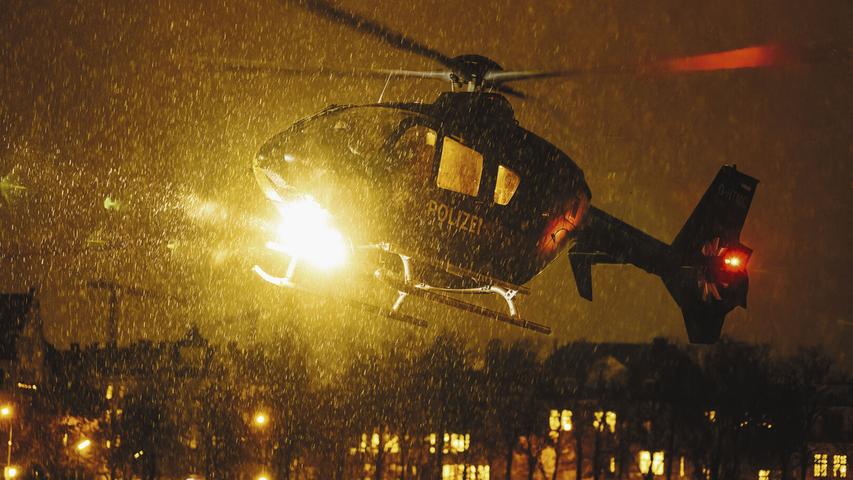 Da die Zeit drängt, wird Murnauer per Hubschrauber aus seinem alpenländischen Urlaubsdomizil in die Landeshauptstadt gebracht. 
