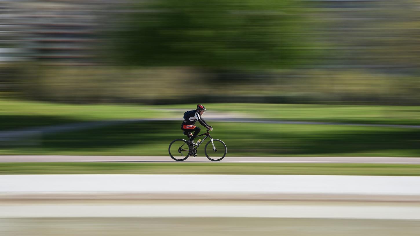 Ein Radfahrer war am Donnerstagabend unerlaubterweise auf der Autobahn A9 unterwegs (Symbolfoto).
Ein Radfahrer war am Donnerstagabend unerlaubterweise auf der Autobahn A9 unterwegs (Symbolfoto).