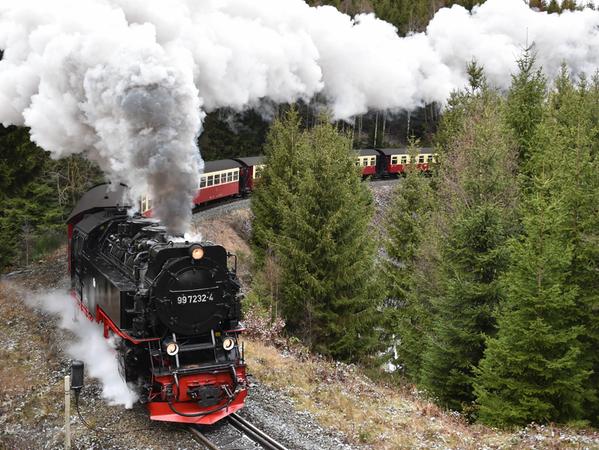 Die Harzer Schmalspurbahn schlängelt sich hoch auf den Blocksberg bzw. Brocken.
Die Harzer Schmalspurbahn schlängelt sich hoch auf den Blocksberg bzw. Brocken.