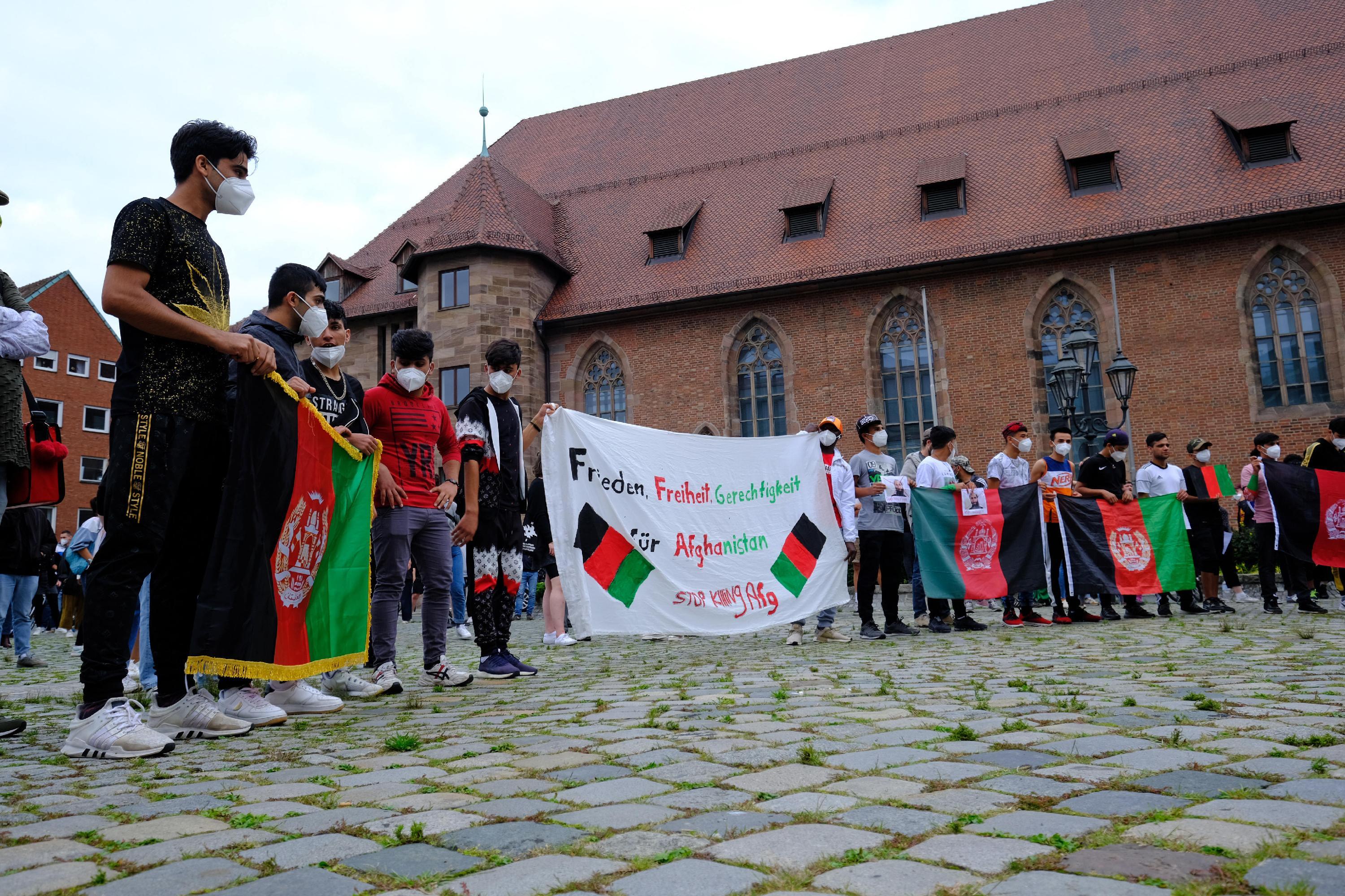 Einige Demonstrantinnen und Demonstranten hatten Afghanistan-Flaggen mitgebracht.