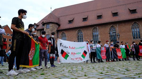 Einige Demonstrantinnen und Demonstranten hatten Afghanistan-Flaggen mitgebracht.