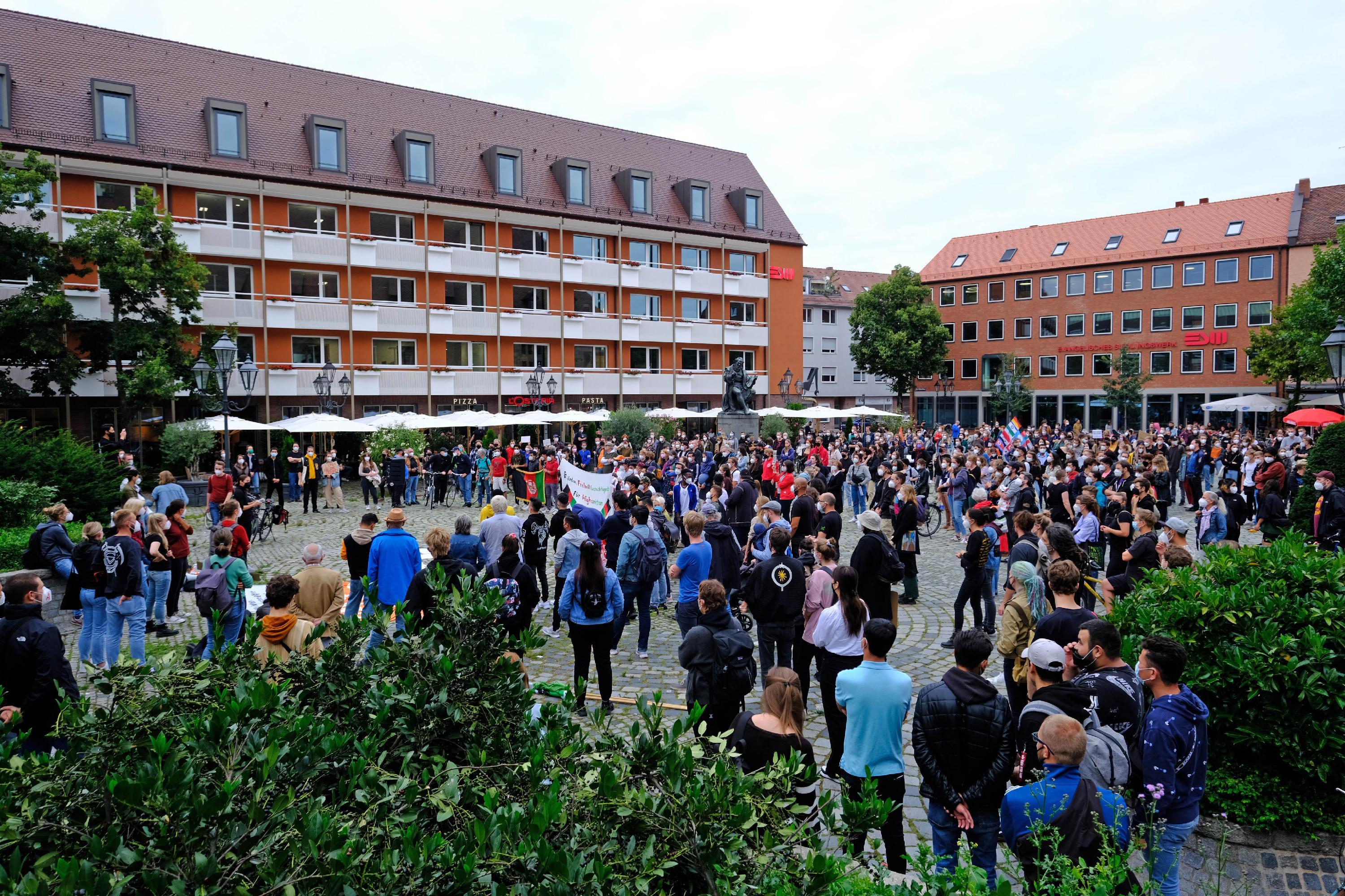 Los ging es um 18.45 Uhr am Hans-Sachs-Platz, wo eine Rednerin von einem "furchtbaren, traurig- und wütendmachenden Anlass" sprach. Zu der Demonstration aufgerufen hatten die Gruppen Seebrücke und Seaeye, Interventionistische Linke sowie "Das Schweigen durchbrechen". 