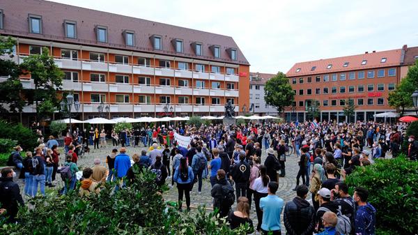 Los ging es um 18.45 Uhr am Hans-Sachs-Platz, wo eine Rednerin von einem "furchtbaren, traurig- und wütendmachenden Anlass" sprach. Zu der Demonstration aufgerufen hatten die Gruppen Seebrücke und Seaeye, Interventionistische Linke sowie "Das Schweigen durchbrechen".