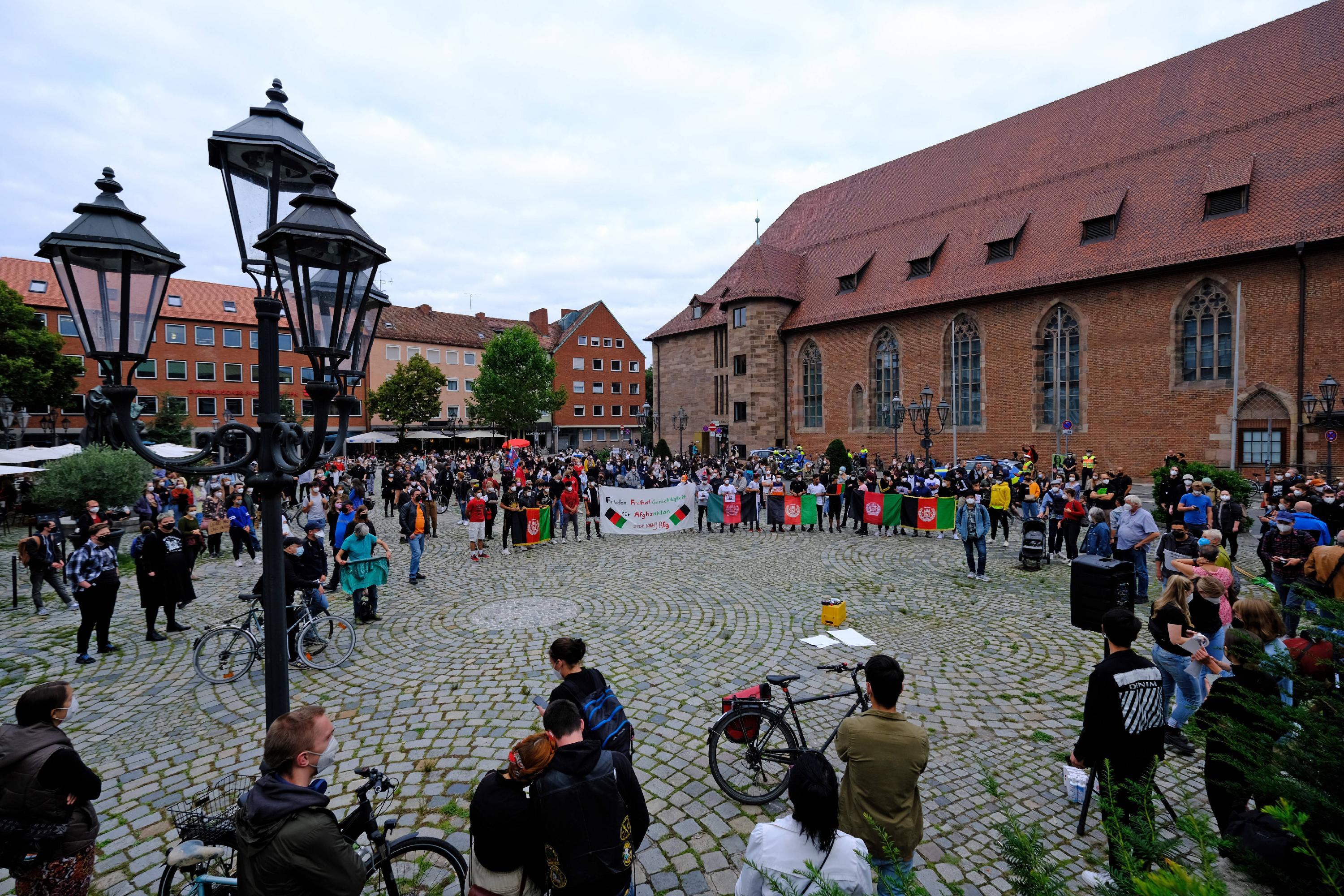 Ein Redner warf Deutschland und den anderen am Afghanistan-Einsatz beteiligten Staaten Versagen vor. Sie hätten den Beschluss zum Abzug der Truppen gefasst, "ohne einen Scheiß darauf zu geben, wie es den Menschen in Afghanistan geht". Eine andere Person kritisierte, dass von Anfang an geo- und sicherheitspolitische Interessen im Vordergrund gestanden hätten.
